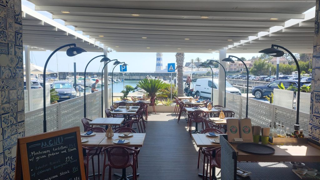 Pizza na Praia de Cascais – Sabor Mediterrânico com Vista para o Mar