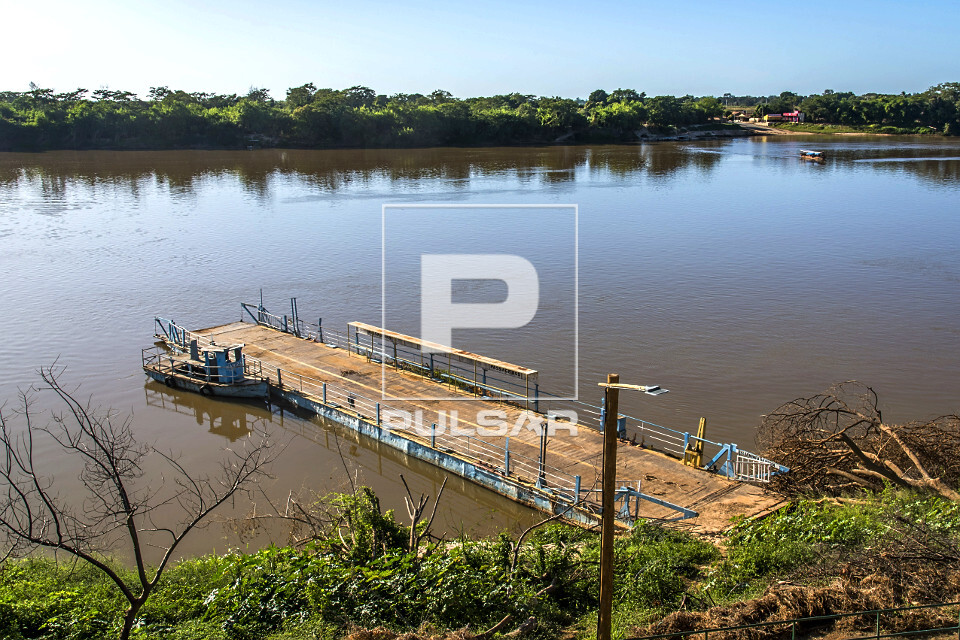 Cais do Rio 1 Cais do Rio: Vista Encantadora à Beira-Mar | Imagem Serena e Convidativa